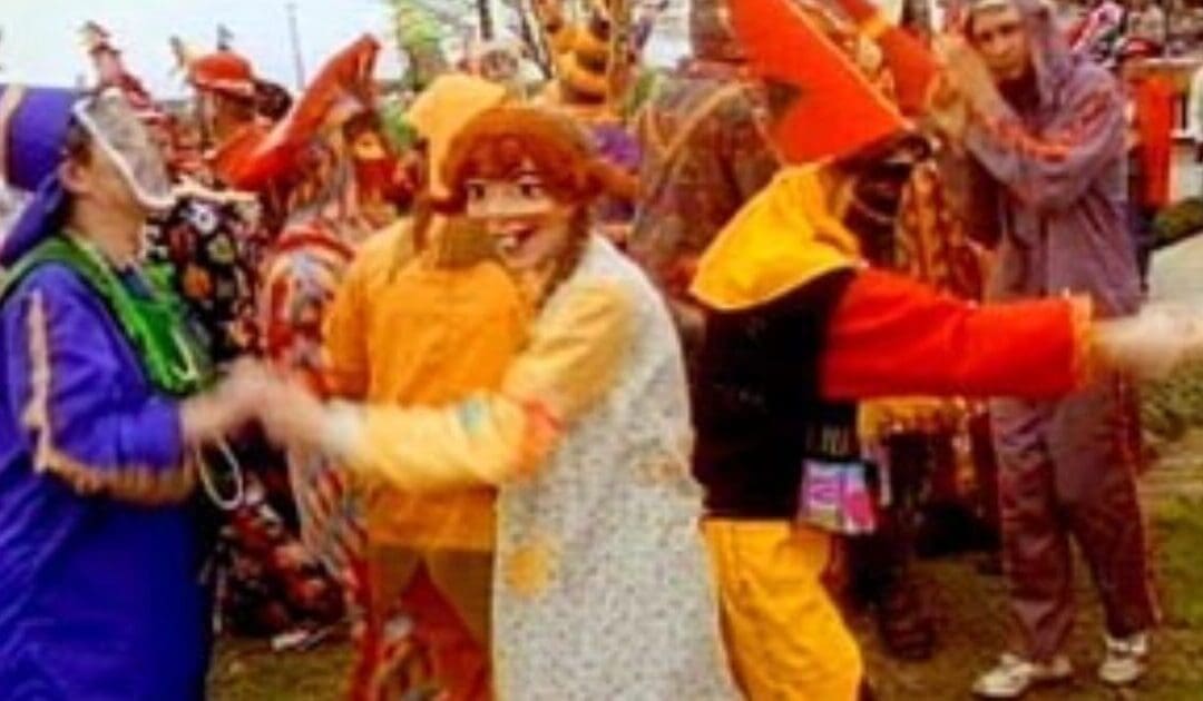 Les Vues January — Dance for a Chicken